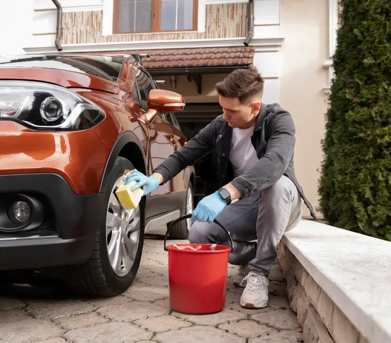 Lavage auto à domicile Lescure-Jaoul : professionnel intervenant sur un véhicule